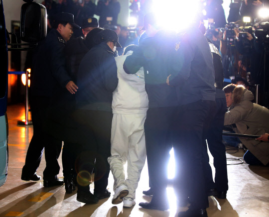 비선실세로 '국정농단'을 한 혐의로 구속된 최순실씨가 24일 오후 '박근혜 정부의 최순실 등 민간인 국정농단 사건 수사 특별검사팀' 서울 대치동 사무실에 첫 공개 소환되고 있다.